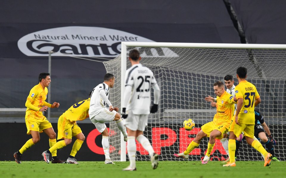 Ювентус и Каляри играят при резултат 2:0 на &bdquo;Алианц Стейдиъм&ldquo;