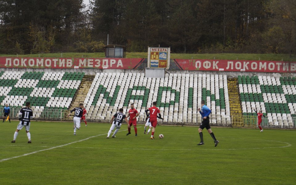 В отсъствието на трима основни футболисти ОФК Локомотив Мездра победи