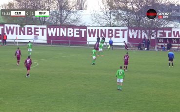 Куриозен момент имаше в 74 ата минута когато се включи една