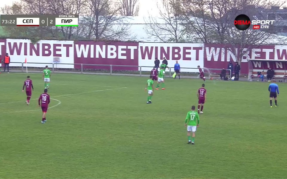 Куриозен момент имаше в 74-ата минута, когато се включи една