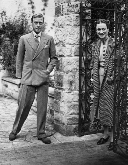 <p>През януари 1934 г. Уолис, която дотогава е била женена два пъти (първият път съпругът ѝ умира, а вторият път се развежда), става любовница принц Едуард VIII, който е поставен пред дилемата дали да избере престола, или да следва порива на сърцето си.</p>