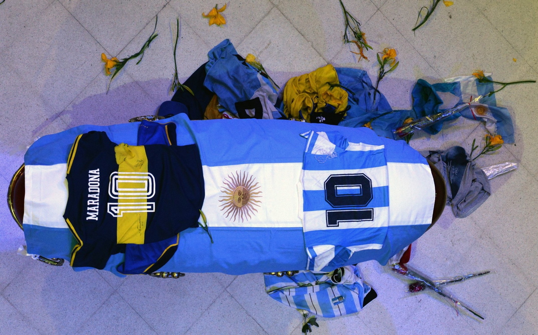<p>Ковчегът с тялото на Дон Диего бе положен в Каса Росада, обгърнат от флага на Аржентина и емблематичната фланелка с номер 10.</p>