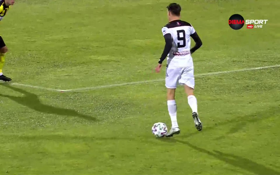 Още в самото начало на двубоя Локо Пловдив поведе в