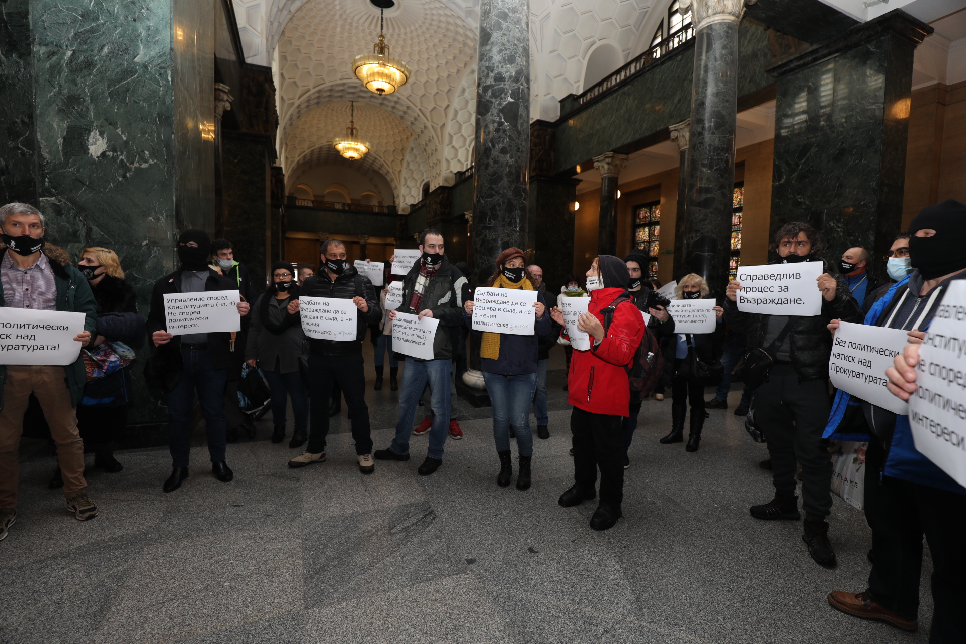 <p>В Софийския градски съда започна делото за заличаването на партия &quot;Възраждане&quot;. Процесът е искане на прокуратурата, която през лятото оповести, че открила нередности в учредяването на партията преди 6 години.</p>