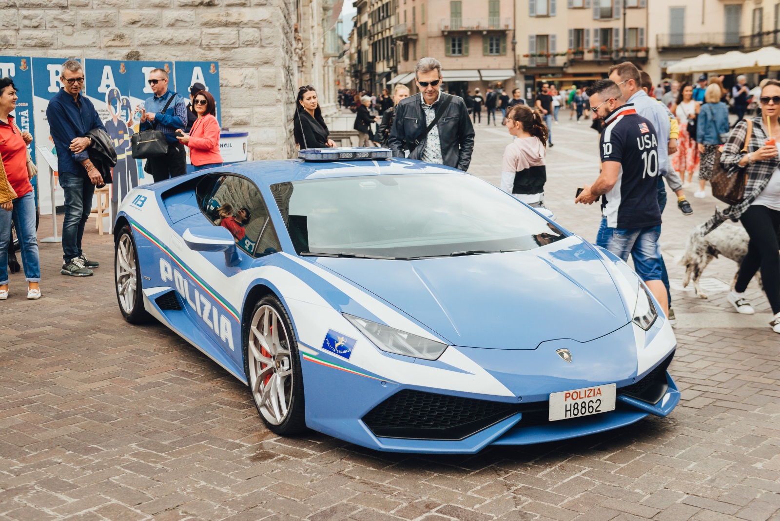 <p>Lamborghini на италианската полиция привлича внимание на улица в град Комо, Италия, май 2019 г.</p>