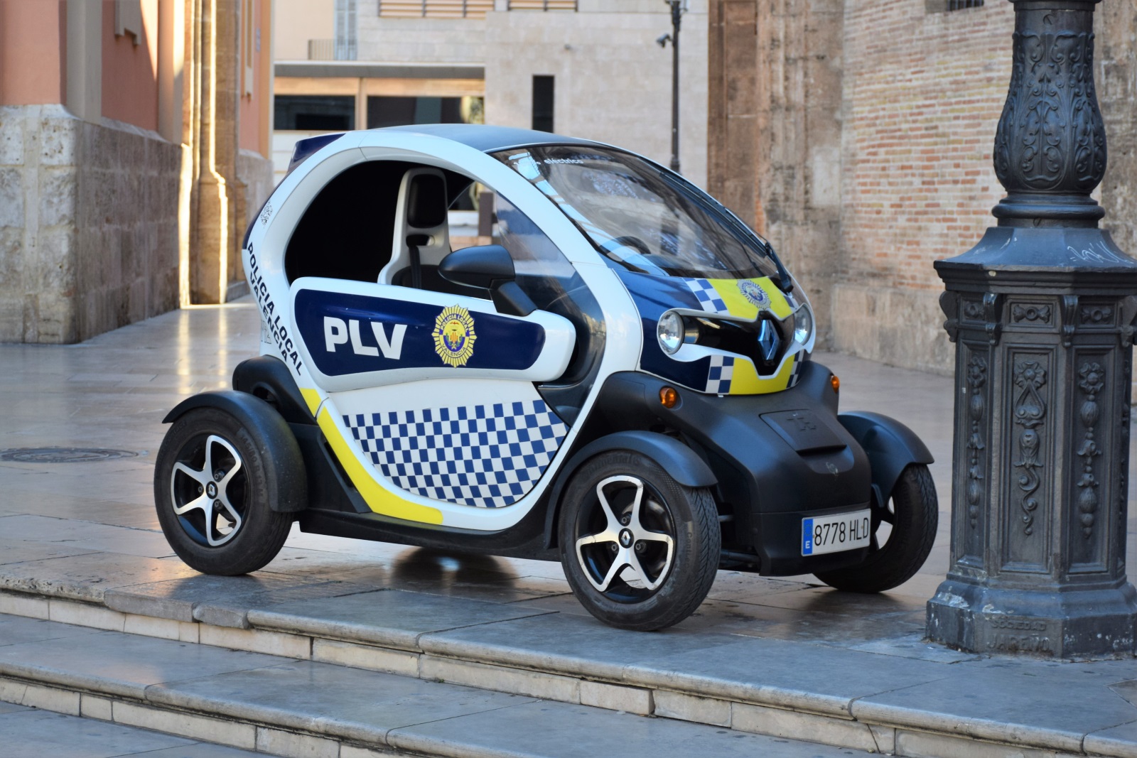 <p>Електрически&nbsp;Renault Twizy ZE&nbsp;на улица във Валенския, Испания,&nbsp;2016 г.</p>