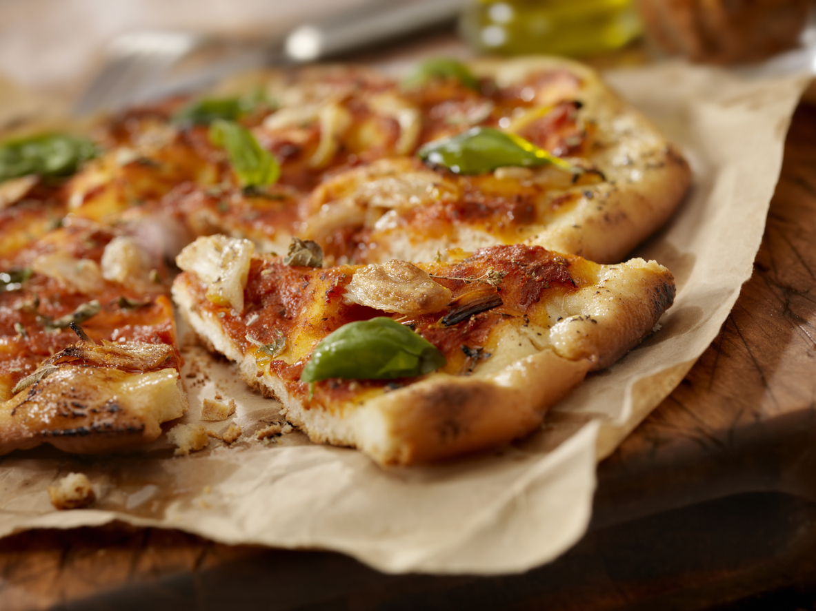 <p><strong>Пица по неаполитански &quot;Pizzaiuolo&quot; </strong>- Ако смятате, че пицата е скучно ястие, не сте се запознали с&quot;&bdquo;Pizzaiuolo&quot; или оригинална пица от Неапол. Местната традиция за приготвяне на пица включва няколко етапа, например въртене на тестото и приготвяне на пещ. ЮНЕСКО признава методът pizzaiuolo като изкуство. Тези традиции се предават в семействата и чрез курсове, организирани от Асоциацията на неаполитанските производители на пица.</p>