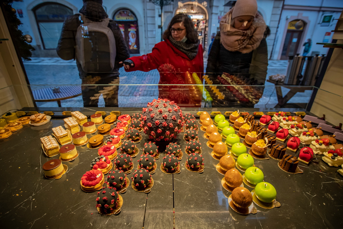 <p>Клиенти избират торти, изработени като коронавирус по време на повторното отваряне на заведенията в Прага, Чехия, в кафене Cerna Madona.</p>