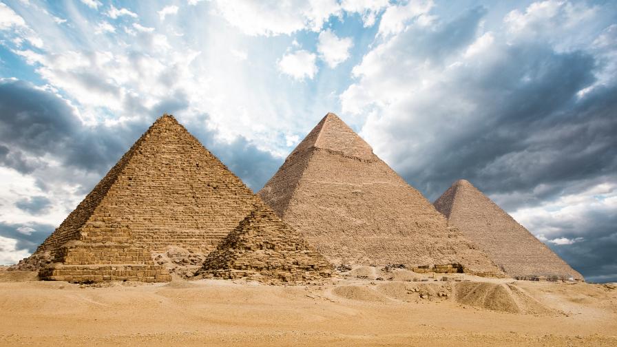 "Портал от светлина" се появи до Египетските пирамиди