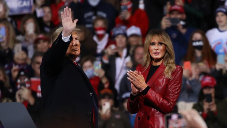  Мелания Тръмп с ярка визия в алено 