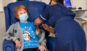 Започна масовата ваксинация срещу ковид-19 във Великобритания