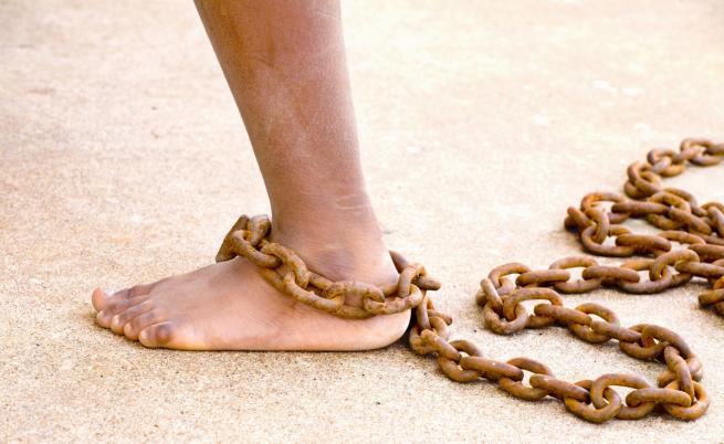 Деца, приковани с вериги като животни - традиция или жестокост