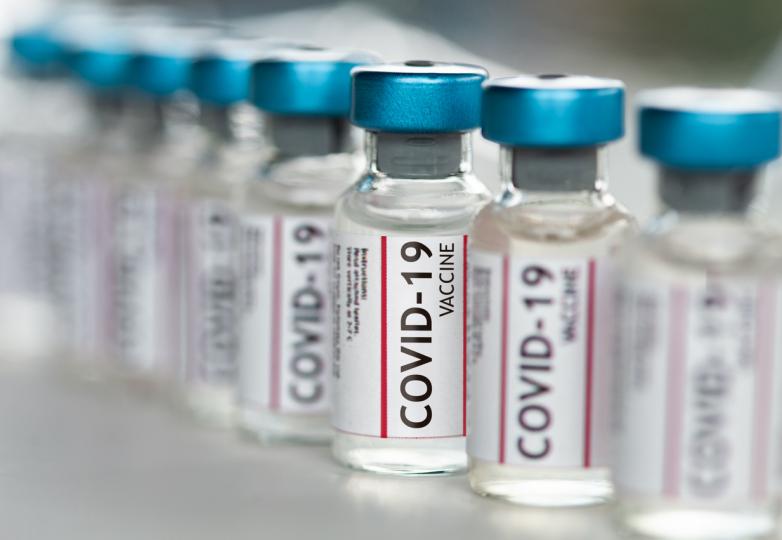 <p>В Израел само 7% от всички пациенти с тежка форма на COVID-19 са били ваксинирани&nbsp;вече с трета доза ваксина. Всички останали са били или неваксинирани, или пък са били ваксинирани, но без трета&nbsp;бустерна доза. Рони Гамзу, ръководител на болницата Ичилов&nbsp;в Тел Авив, също е убеден, че третата доза е необходима. Той дори я&nbsp;препоръчва на всички хора над 40 години, защото наблюдава голям брой тежки форми на COVID-19 и сред по-младите пациенти.&nbsp;Междувременно 4 милиона от общо 9 милиона израелци са получили трета бустерна доза ваксина -&nbsp;включително деца и младежи над 12 години. И още нещо: Израел отнема т.нар. зелен сертификат на онези свои граждани, чиято последна доза е била&nbsp;поставена преди повече от 6 месеца.</p>