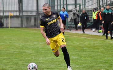 Атакуващият полузащитник на Ботев Пловдив Димитър Тонев най вероятно ще играе
