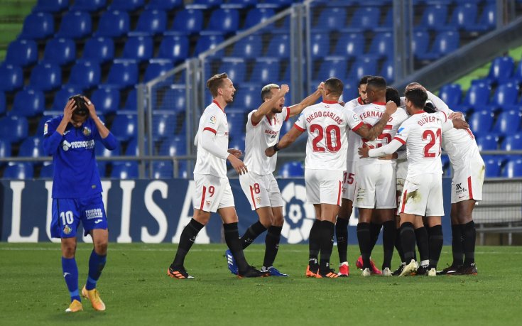 Севиля се залепи за Реал след щастлив автогол