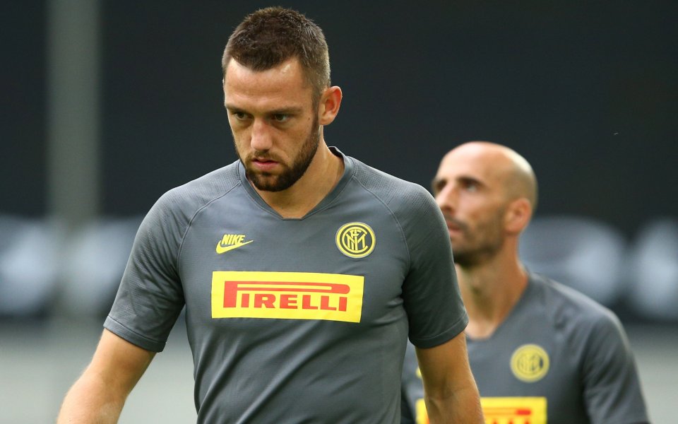 Бранителят на Интер Стефан де Врай няма да напуска клуба