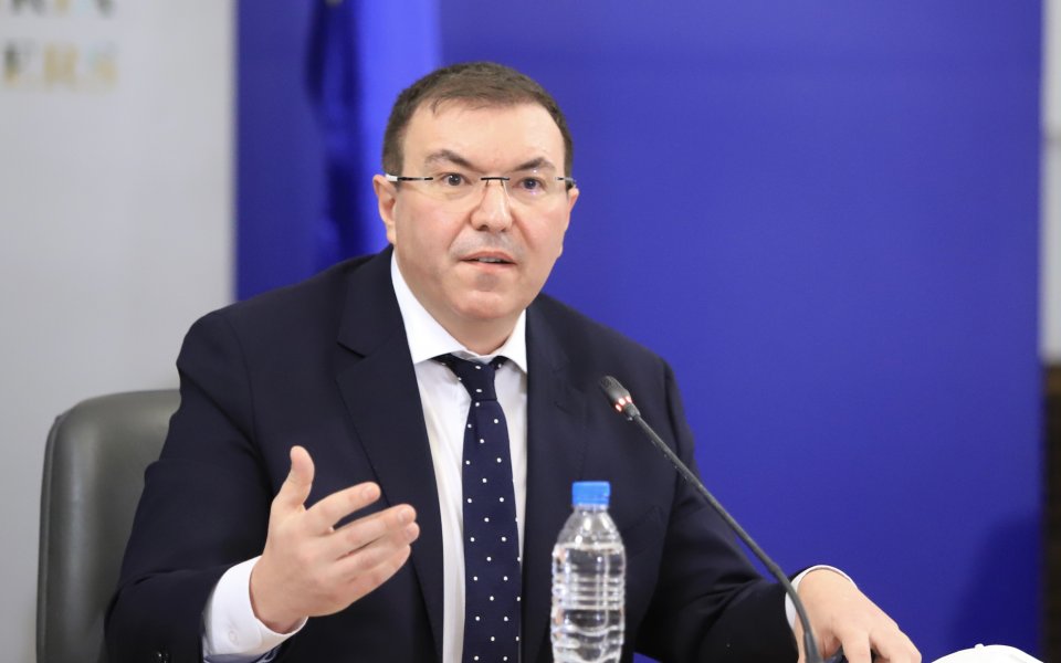 Министър Ангелов: Може да затваряте фитнеси, спорт - всичко