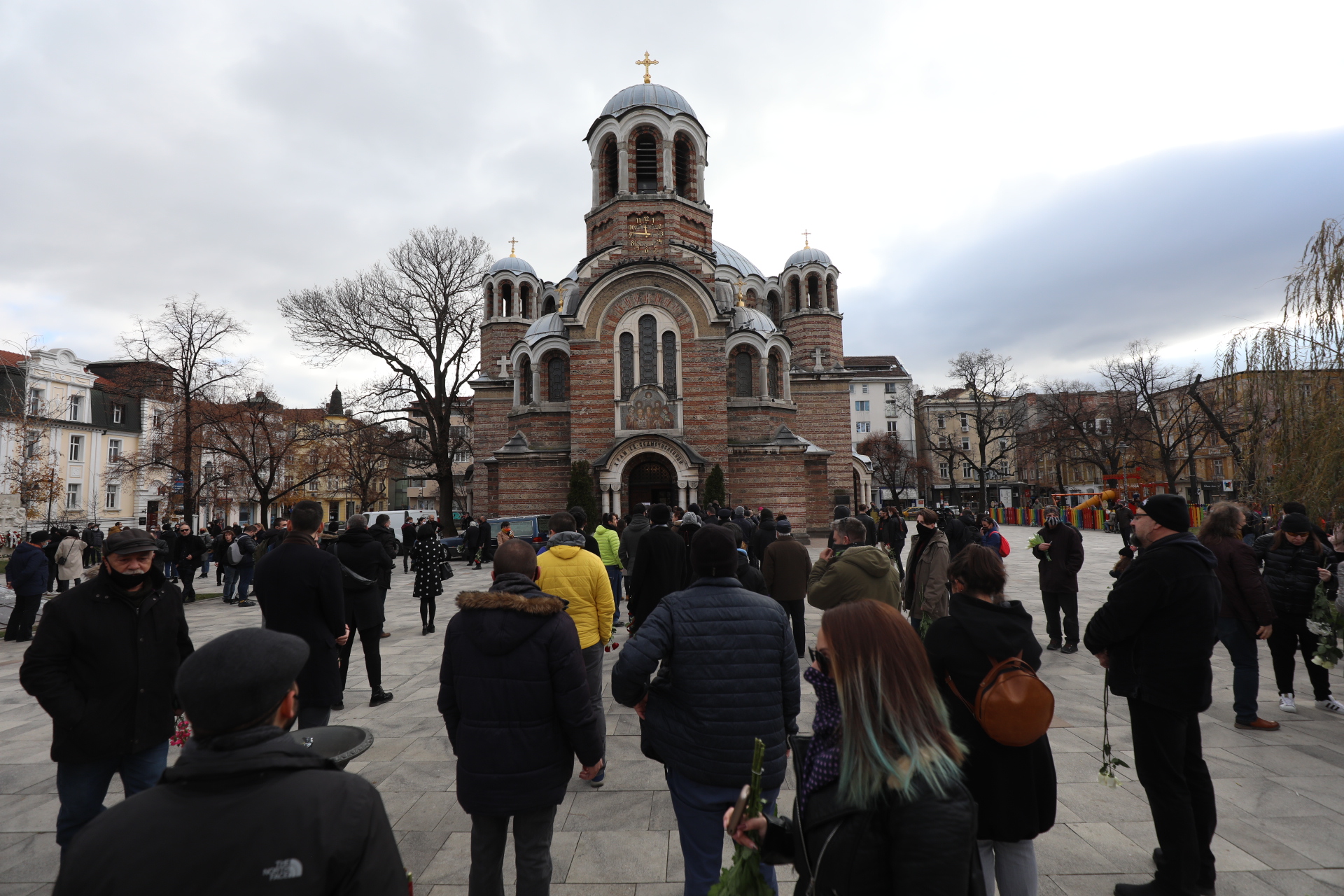 На поклонението в столичния храм Свети Седмочисленици да изпратят музиканта дойдоха много негови приятели, колеги музиканти, актьори, както и почитатели на песните на емблематичната българска група.
