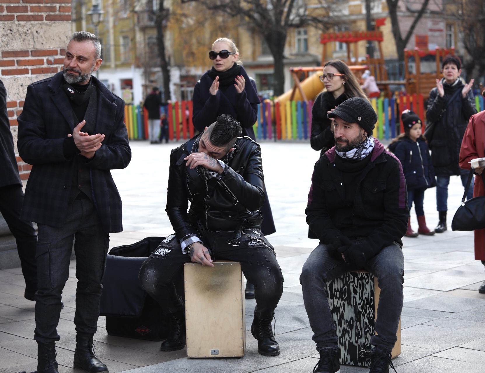 На поклонението в столичния храм Свети Седмочисленици да изпратят музиканта дойдоха много негови приятели, колеги музиканти, актьори, както и почитатели на песните на емблематичната българска група.