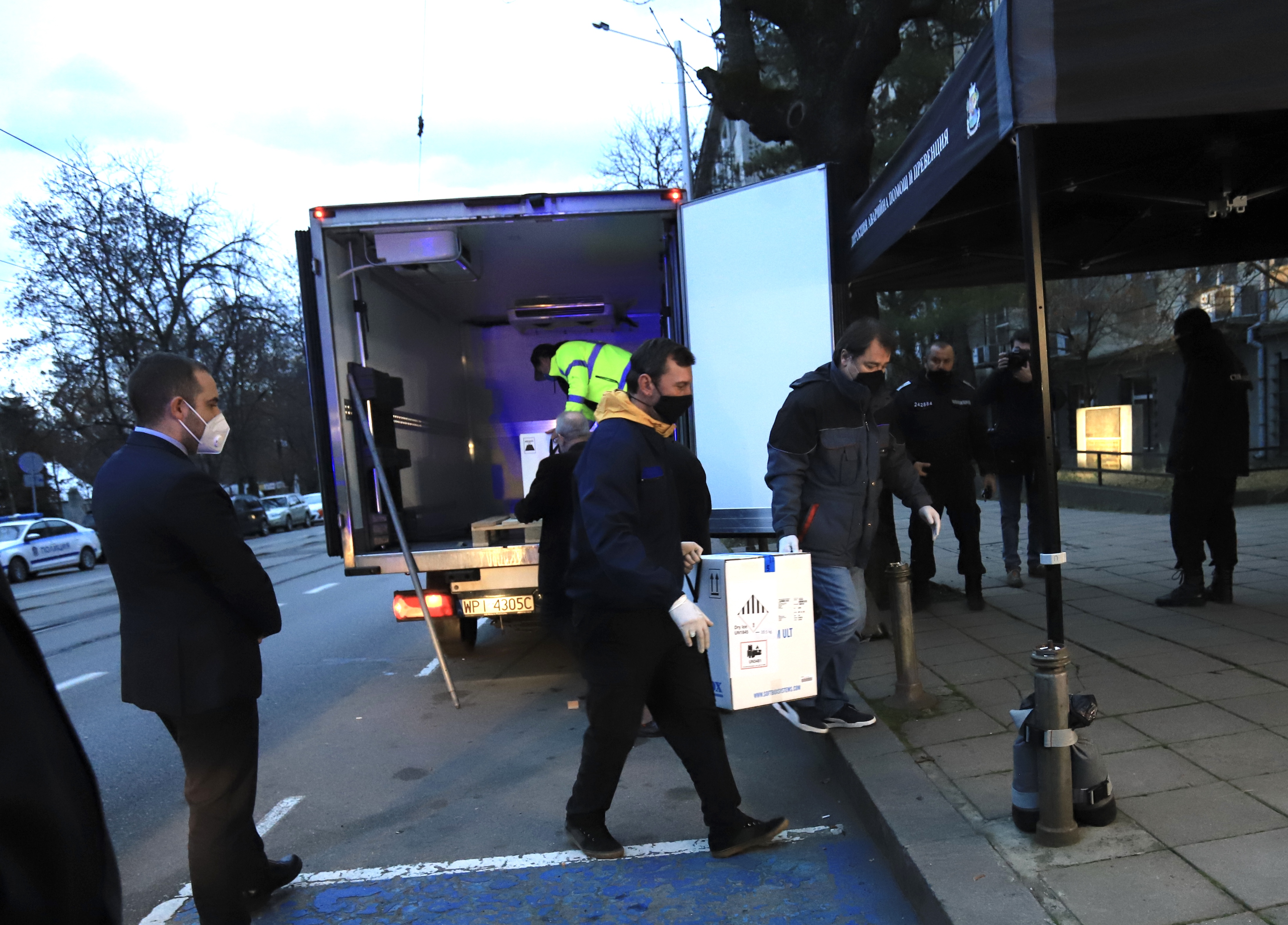 <p>Около 7.40 ч. тази сутрин пред Центъра по заразни и паразитни болести в София пристигна камион с ваксините, ескортиран от няколко полицейски автомобила</p>