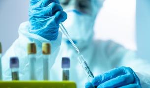 Нов пик на заболели с COVID-19 в средата на януари, прогнозира лекар