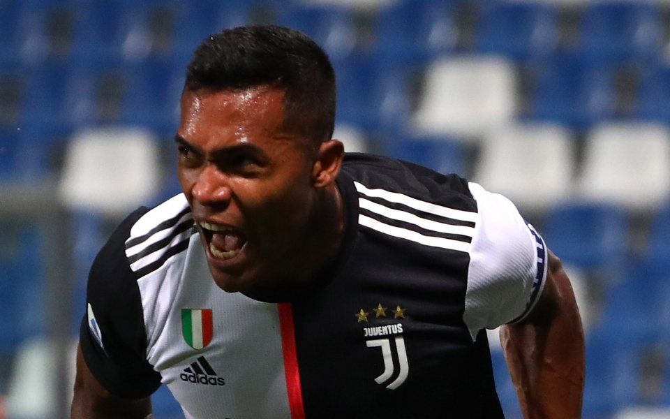 От италианския шампион Ювентус анонсираха, че бранителят Алекс Сандро е