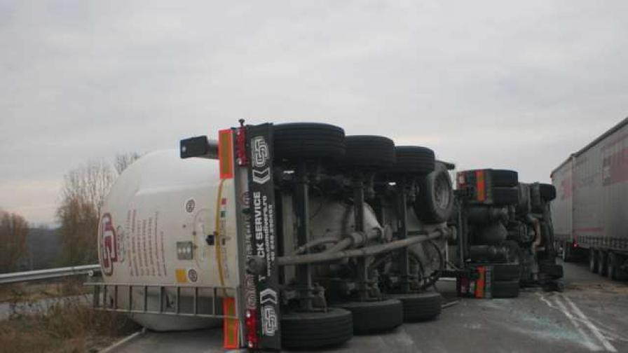 Цистерна с мляко се обърна на пътя София-Бургас, има пострадал