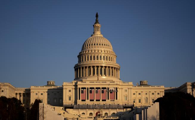 Призовават с резолюция Майк Пенс да отстрани Тръмп