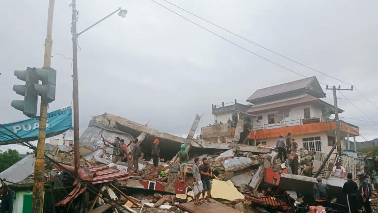 Мощно земетресение в Индонезия, много жертви - Свят | Vesti.bg