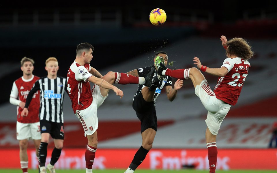 Арсенал и Нюкасъл играят при резултат в двубой от 19-ия