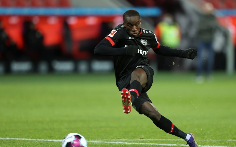 Отборите на Байер Леверкузен и Борусия Дортмунд играт при резултат