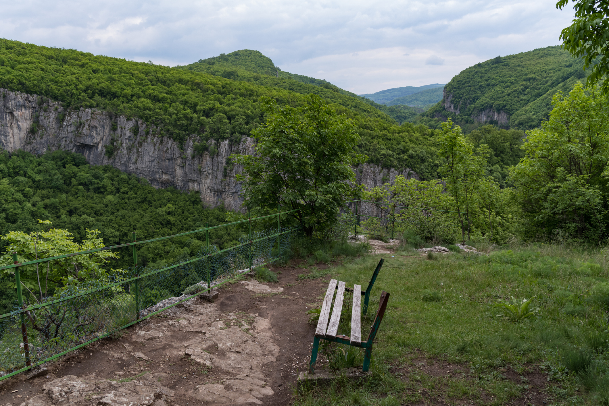 <p><strong>Пейката на любовта</strong></p>

<p>Пейката се намира на скалите над Дряновския манастир и е част от Дряновската екопътека, която започва при входа на пещера &quot;Бачо Киро&quot;.&nbsp;Общо има създадени три такива панорамни кътчета по екопътеката (с пейки и ограда), които откриват великолепни гледки към манастира и чудесната природа наоколо.&nbsp;В началото на&nbsp;август 2013 г. пейката и пространството около нея са сериозно облагородени, за да излезе отново наяве магията на това място, където преминаващите да могат да поспрат и да се полюбуват на всичко наоколо.&nbsp;Предназначена е за всички, които изпитват любов &ndash;&nbsp;към половинката, приятелите, природата или нещо друго.</p>

<p>&nbsp;</p>