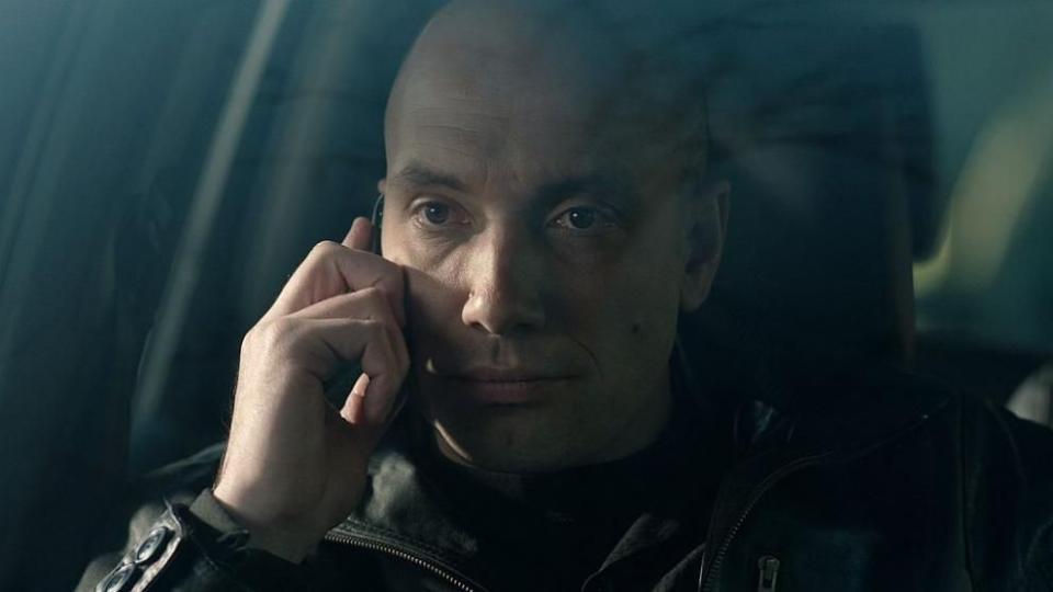 Фен си татуира Бахаров и Куката по тялото (ВИДЕО)