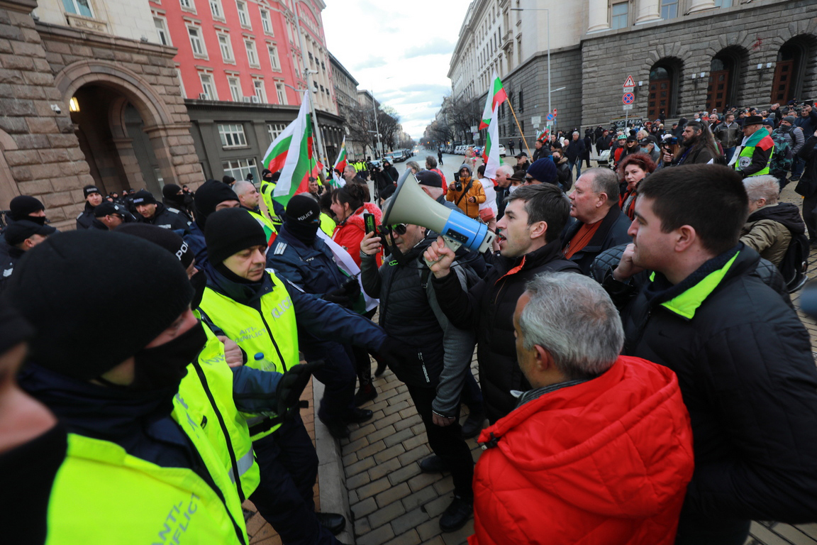 <p>200 дни протести в София срещу правителството и главния прокурор</p>