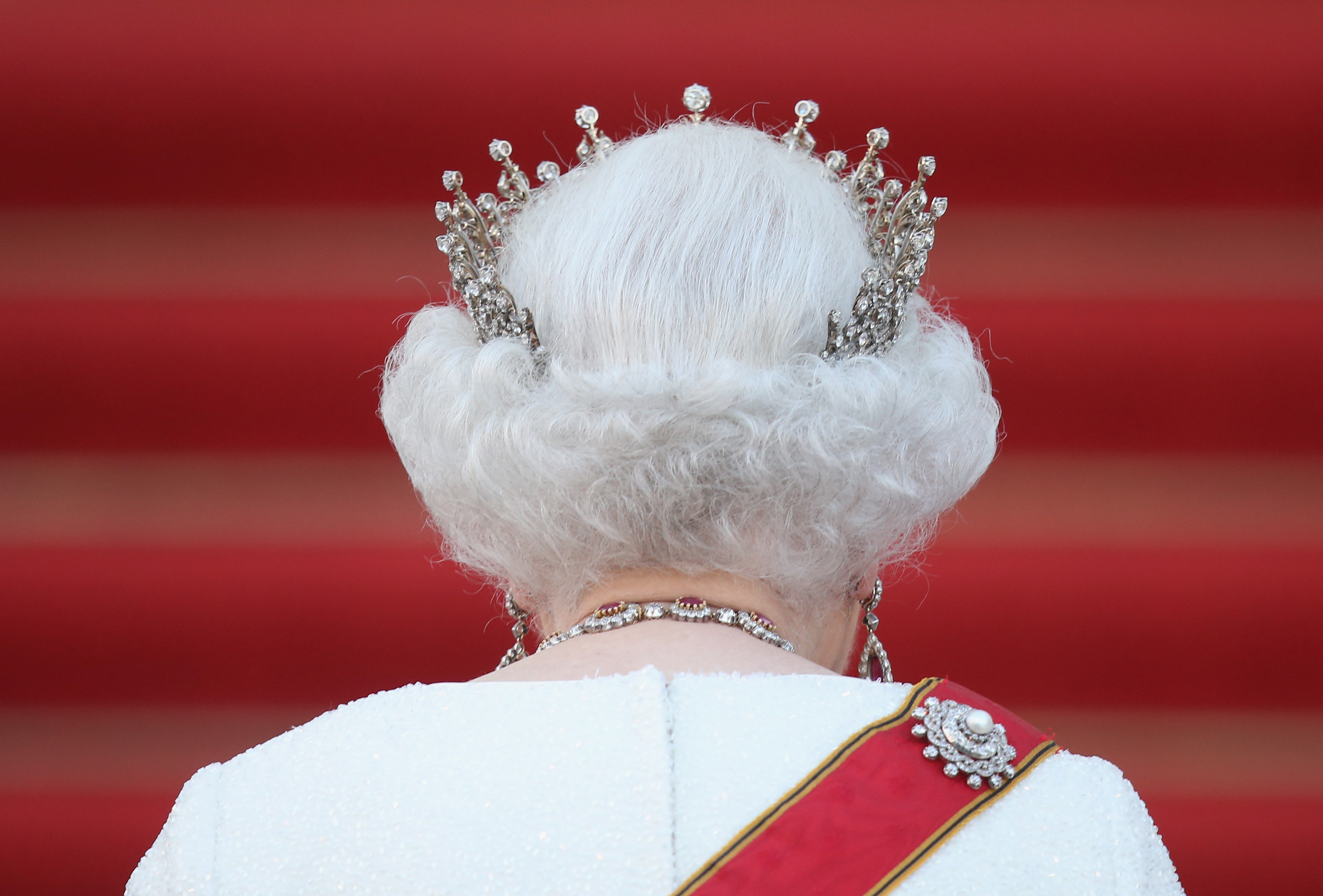<p><strong>Тиарата на кралица Елизабет II се чупи</strong></p>

<p>Само два часа преди сватбата си, диамантената диадема на кралица Елизабет II - нейното &bdquo;нещо назаем&ldquo; - се пречупва наполовина. Въпреки че майката на кралицата я успокоява, че има време преди церемонията и може да смени диадемата си, според The Telegraph, бъдещата булка настоява да носи тази, която се е счупила. В резултат, на което кралският бижутер е ескортиран спешно до двореца, за да завери счупените парчета обратно и кризата е предотвратена.<br />
&nbsp;</p>