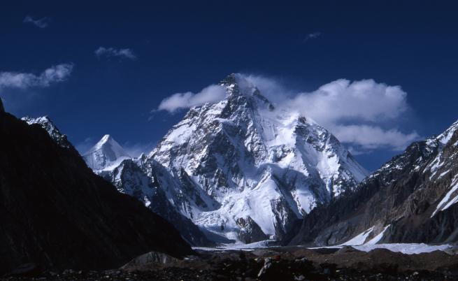 Издирват трима алпинисти, поели към K2