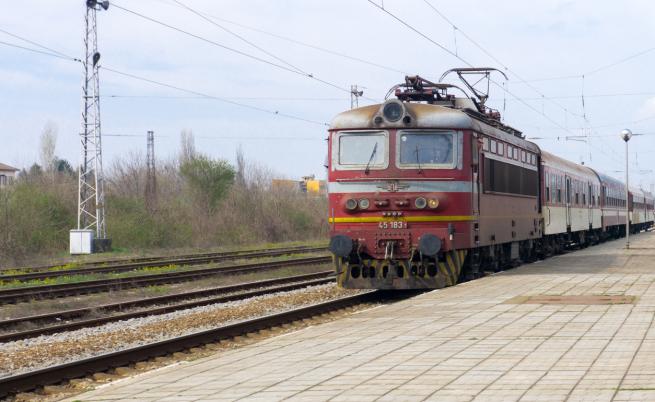Инцидент с нощен влак на гара Повеляново, има пострадали