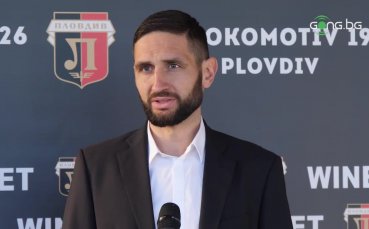 Треньорът на Локомотив Пловдив Александър Тунчев говори по време на