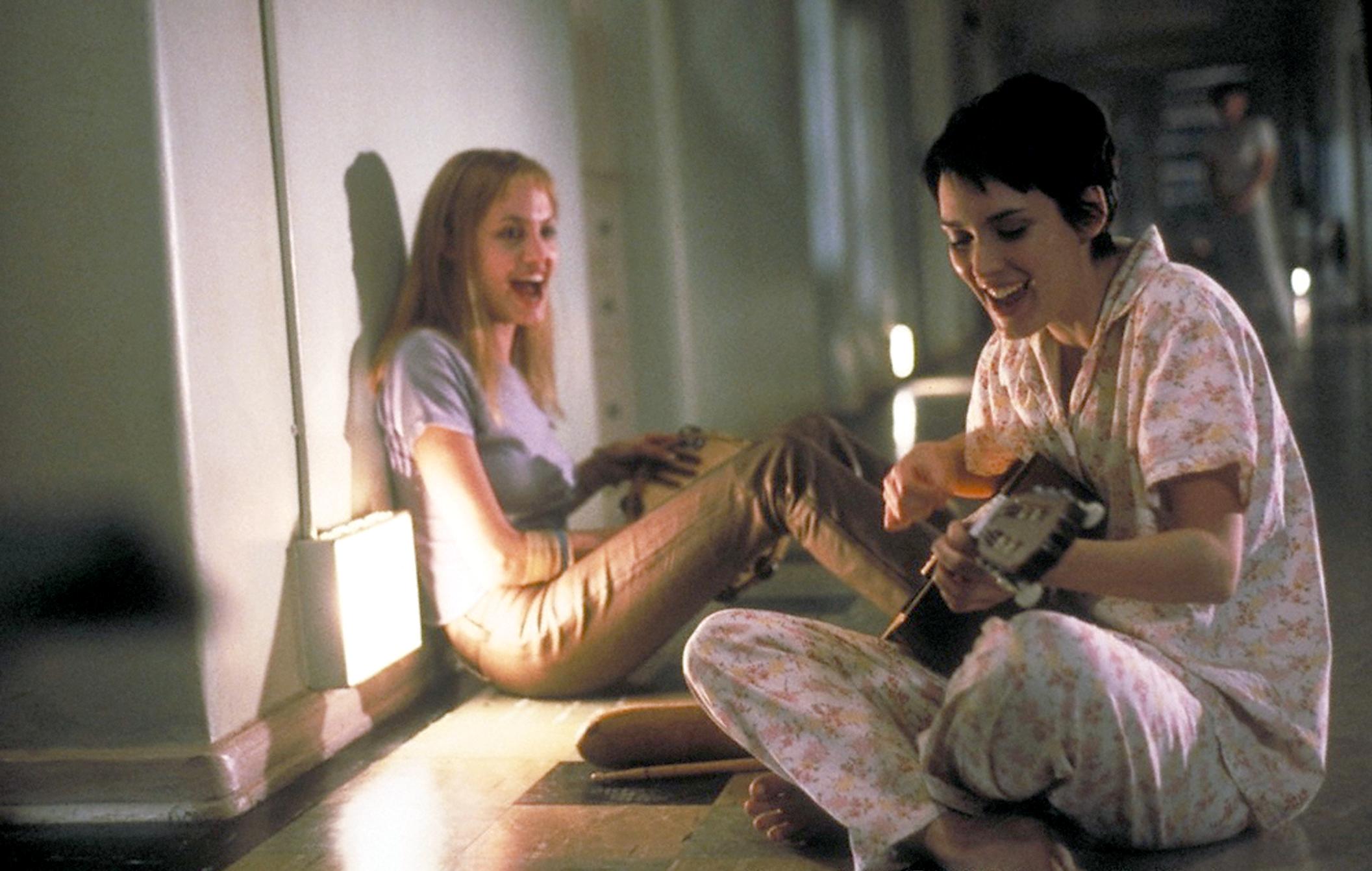 <p><strong>Уинона Райдър и Анджелина Джоли</strong></p>

<p><strong>Луди години (Girl, Interrupted)</strong><br />
Уинона Райдър е с 4 години по-възрастна от Анджелина Джоли. Но във филмите времето просто работи по различен начин и трилърът &bdquo;Луди години&ldquo; го доказва. 28-годишната Уинона изиграва ученичка от гимназията, която влиза в психиатрично заведение. А 24-годишната тогава Анджелина е в ролята на 24-годишно момиче. Джоли получава Оскар за тази роля.</p>