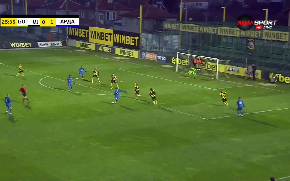 Един гол разделя отборите на Ботев Пловдив и Арда Кърджали.