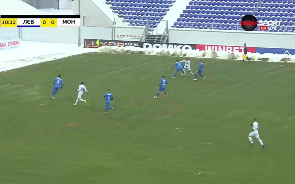 В 11-ата минута Живко Атанасов извърши фаул срещу Билал Бари