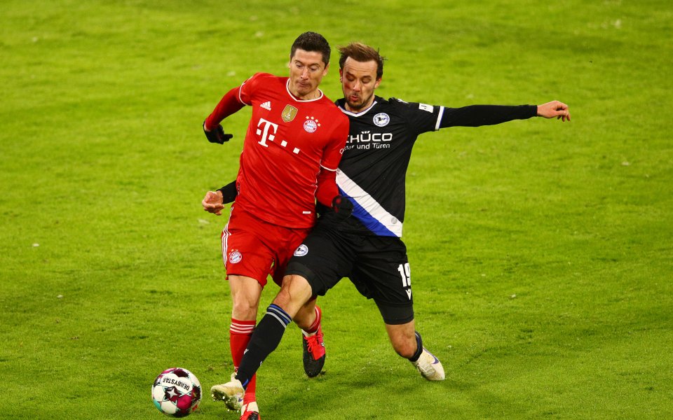 Байерн Мюнхен и Арминия Билефелд направиха зрелищно равенство 3:3 в