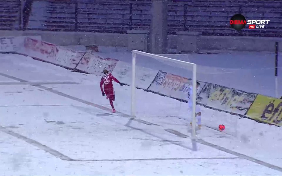 В 24-ата минута Брадли Мазику проби отляво и с отличен