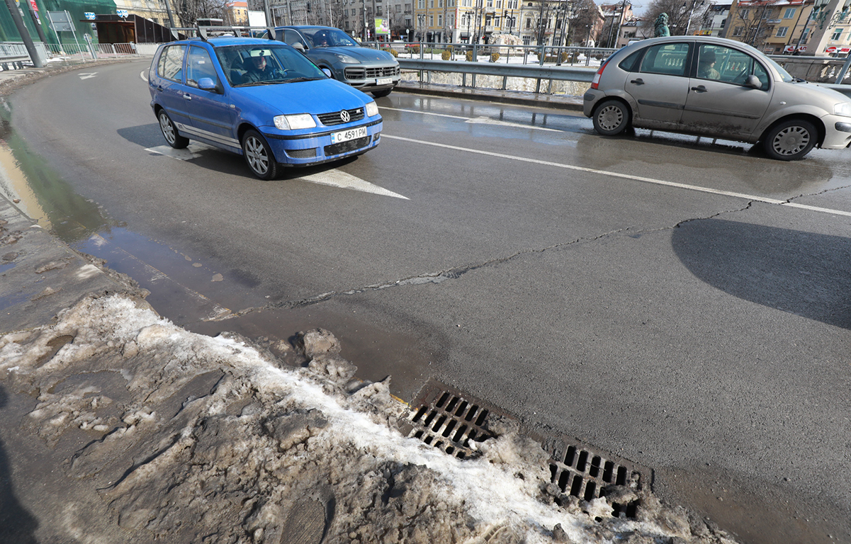 <p>Напука се пътната настилка в района на &quot;Лъвов мост&quot;</p>