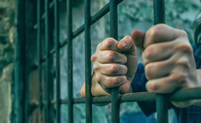 Убиецът, за когото се твърди, че е изял човешки мозък, сложи край на гладната си стачка