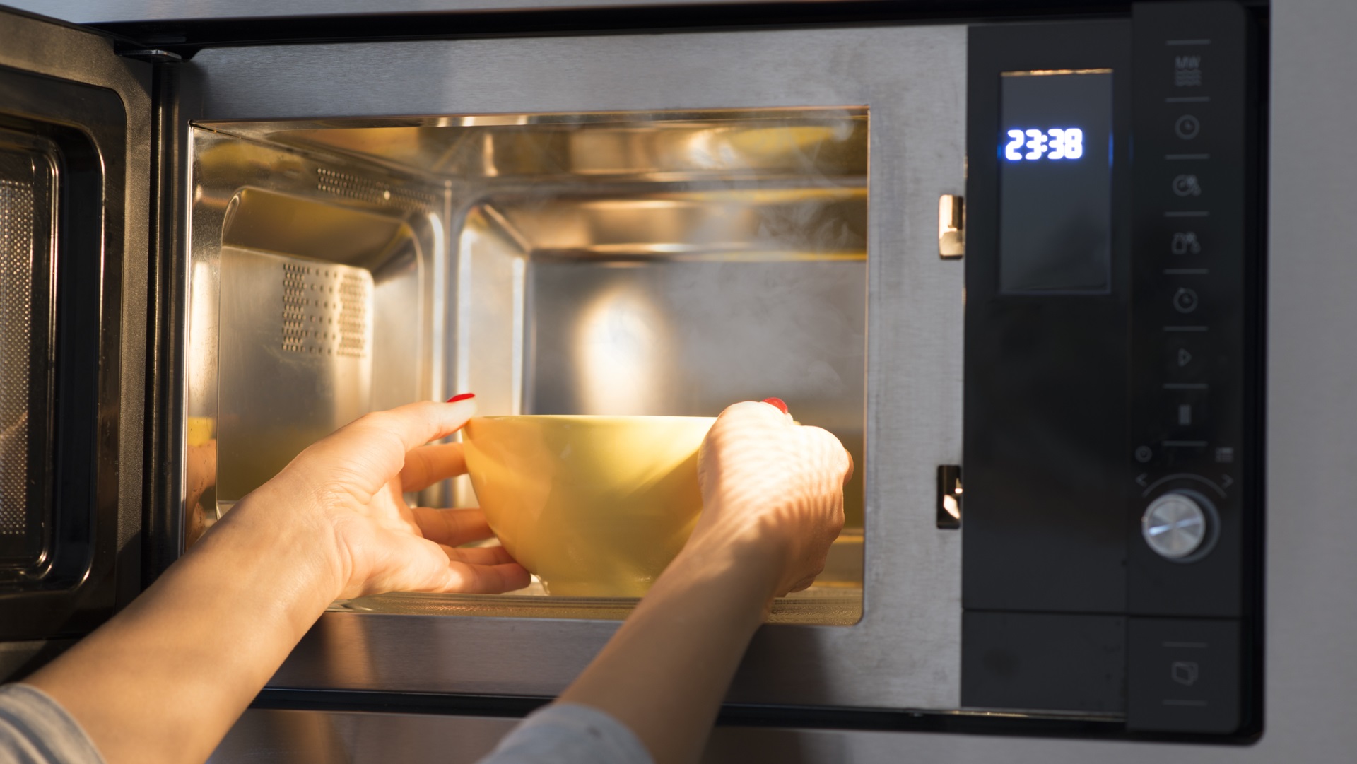 <p><strong>Използване на микровълнова фурна</strong></p>

<p>Тези фурни загряват храната чрез радиочестотно излъчване. Но това се случва вътре в самата фурна и със сигурност не прави храната ви радиоактивна! Микровълновата фурна няма да промени нейната химическа или молекулна структура. Следователно това не причинява рак.</p>