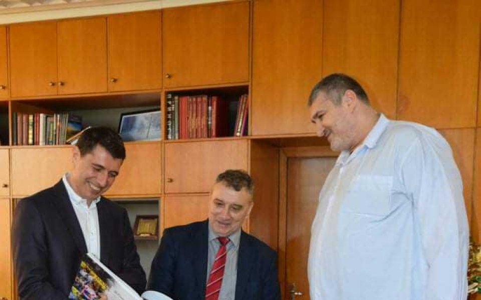 Ректорът проф. д-р Димитър Димитров посрещна в кабинета си Любомир