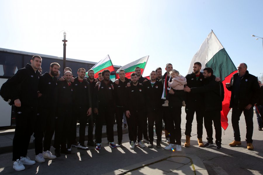 Националният отбор по баскетбол се прибра в България1