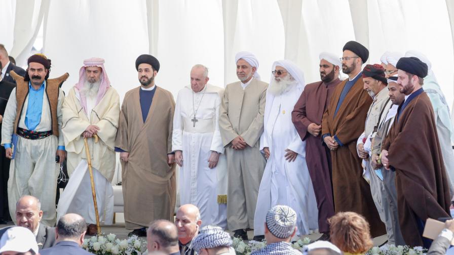 Папа Франциск с други духовници в Ур, родния град на Авраам