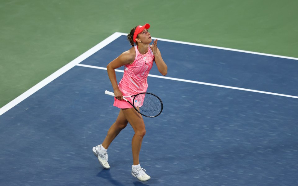 Белгийката Елизе Мертенс спаси три мачбола и се класира за